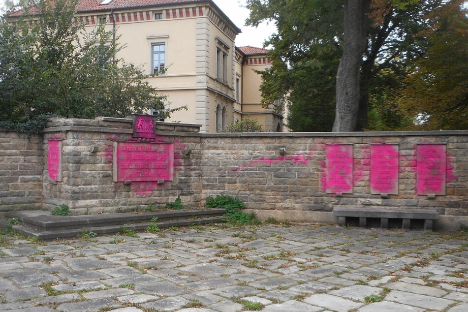 Mit pinker Farbe hatten die Täter ein Soldaten-Denkmal beschmiert.