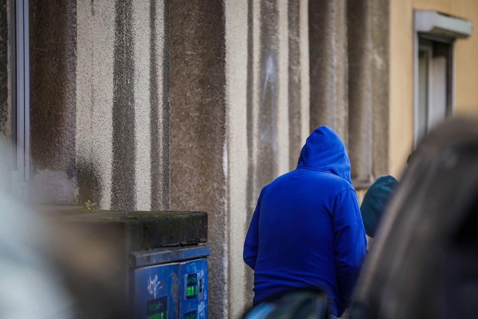 Bruder (l.) und Mutter des Mädchens stehen vor dem Haus, in dem die Schüsse fielen.