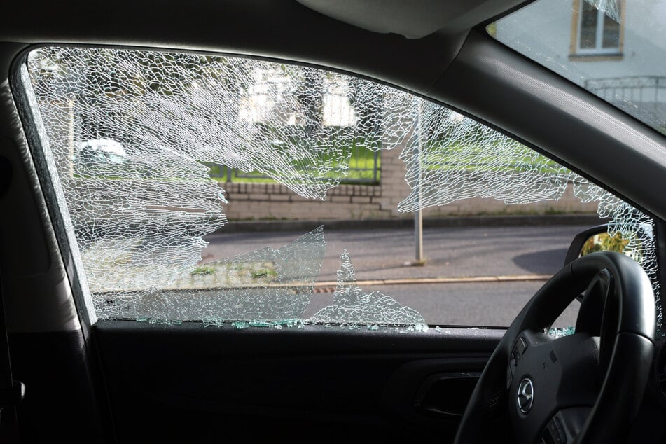 Bei mehr als 50 Autos wurden in Dresden, Radeberg und Bautzen die Fenster eingeschlagen. Die Kripo ermittelt.