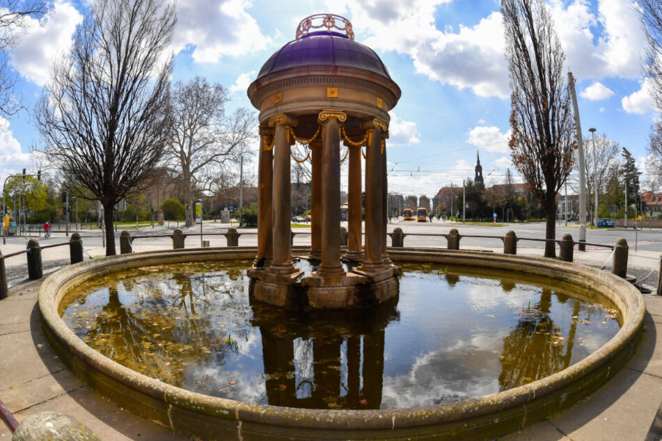 Der Artesische Brunnen am Albertplatz plätschert das gesamte Jahr über.