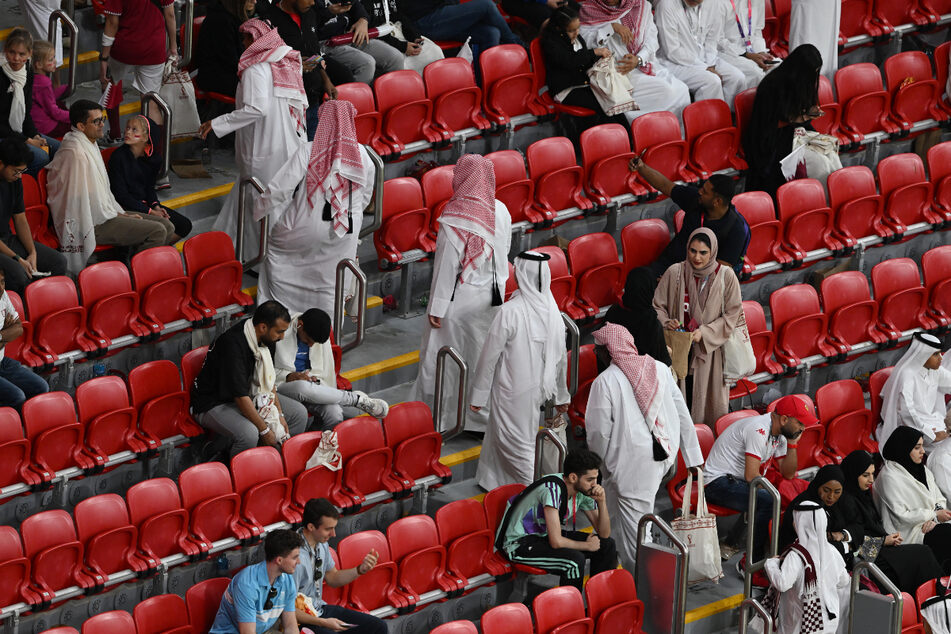 Schon vor Abpfiff hatten Anhänger von Gastgeber Katar genug gesehen und verließen in Scharen das Al-Bayt-Stadion.