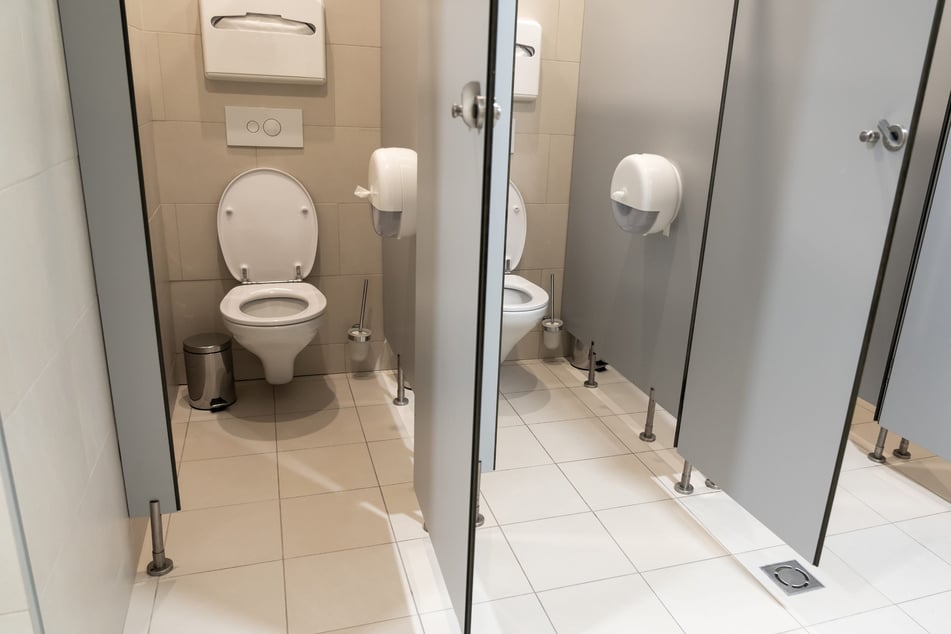 Das 10-jährige Mädchen hatte sich in der Toilette einer Jugendherberge selbst in eine missliche Lage manövriert. (Symbolbild)