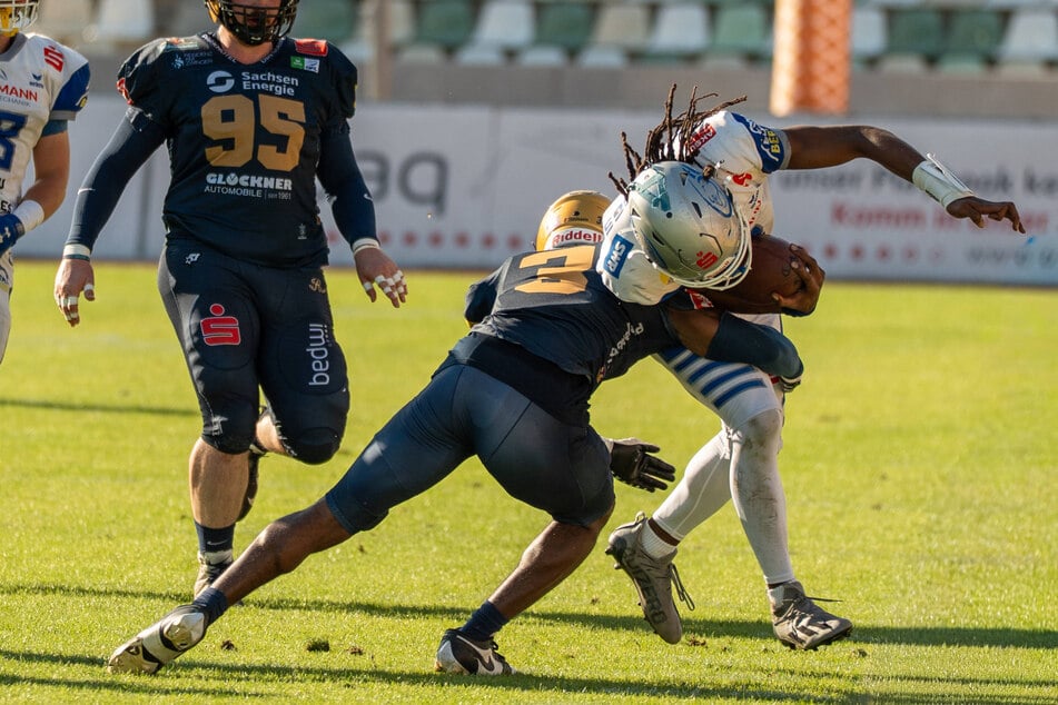 Wilddogs-Quarterback Drequan Harris (r.) muss wieder in den Griff genommen werden.