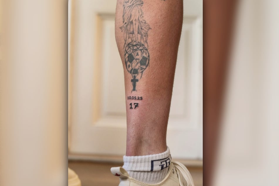 Die Wade von Aljaz Casar (24) ziert jetzt nicht nur ein Engels-Tattoo, sondern auch das Aufstiegsdatum mit Dynamo und seine Rückennummer.