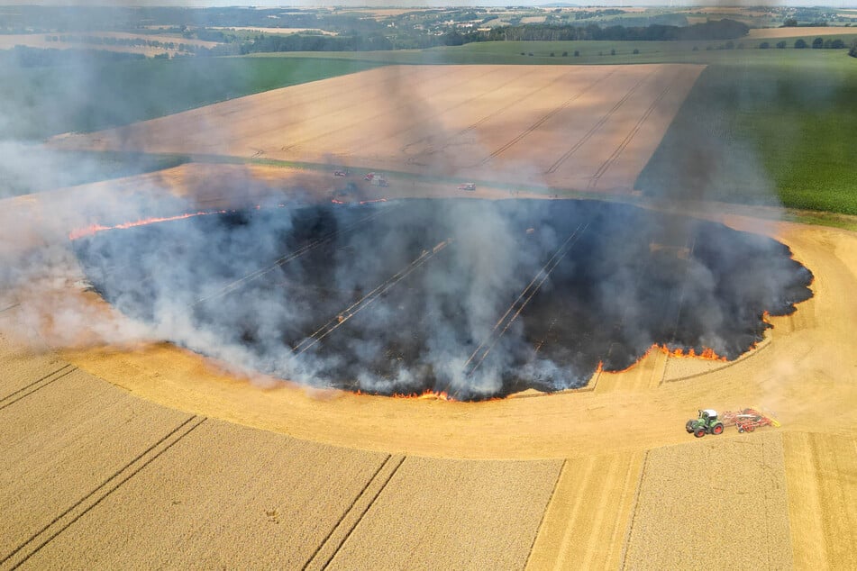 Die Flammen schlugen sich durch das Feld. Übrig blieb eine große, verkohlte Fläche.