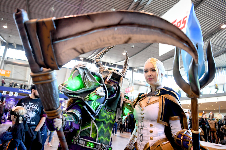 Besucherinnen der Comic Con in Stuttgart sind als die Figuren Hexenmeister (l.) und Jaina Prachtmeer aus "World of Warcraft" verkleidet.