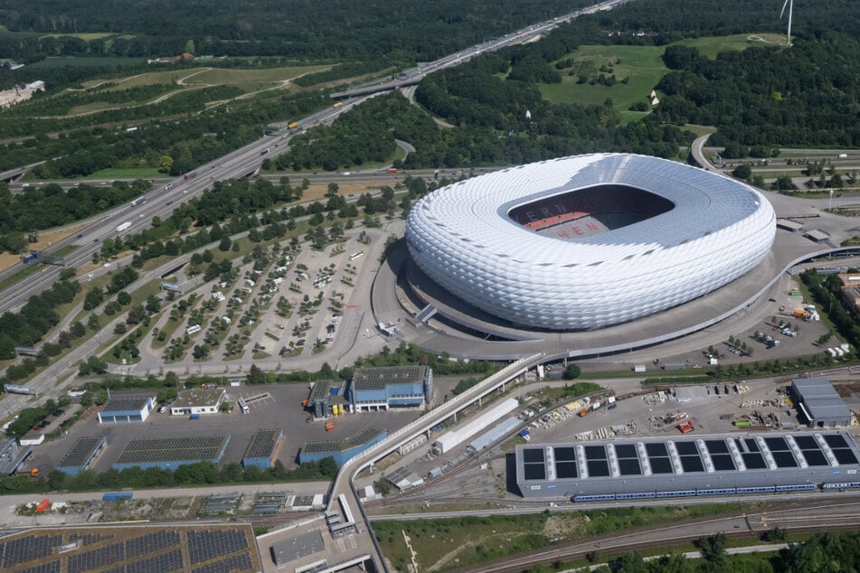 Der Parkplatz an der Allianz-Arena im Münchner Norden soll eine Stromtankstelle für Lastwagen werden.