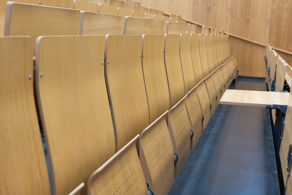 Unter rechtsextremen Taten an Schulen versteht man laut Polizei- und Verfassungsschutz-Definition meist Straftaten oder Vorfälle mit eindeutig rechtsextremistischem Hintergrund. (Symbolbild)