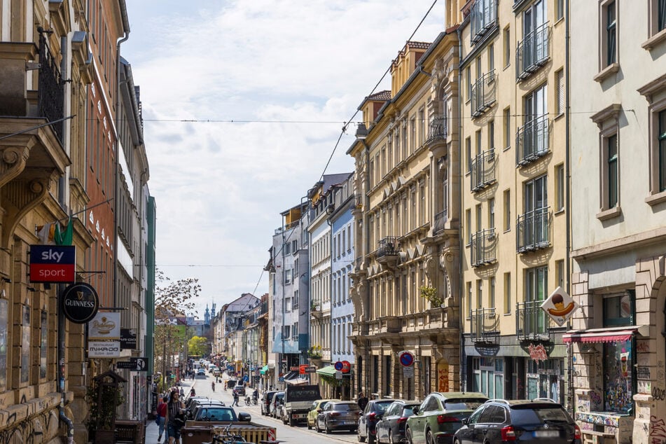 In der Dresdner Neustadt wurden zwei Mitarbeiter des Ordnungsamtes von einem jungen Mann (18) angegriffen.
