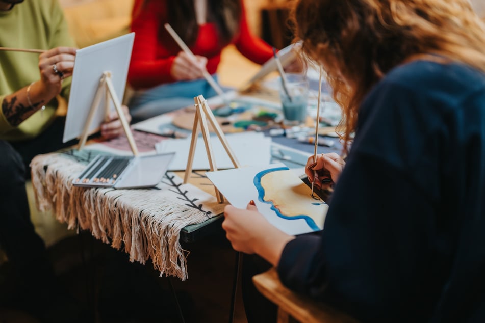 In einer gemütlichen Runde könnt Ihr passend zum Frauentag kreativ werden und Leinwände oder Gläser bemalen. (Symbolfoto)