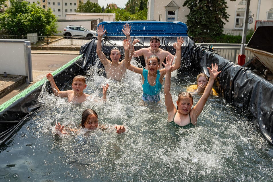 Auch den Kids scheint der Pool auf dem Laster richtig zu gefallen.