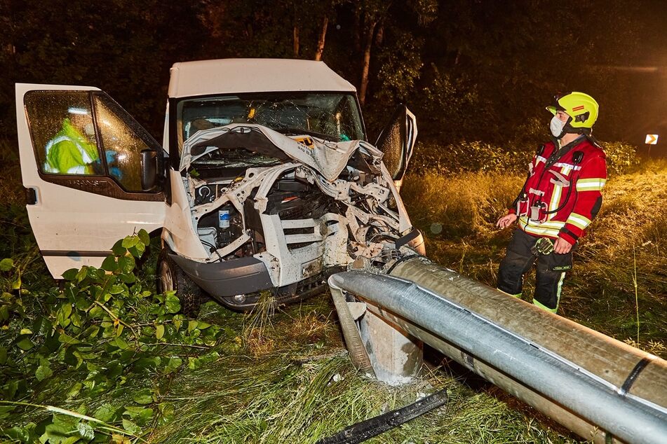 Die völlig zerstörte Front des Ford Transit.