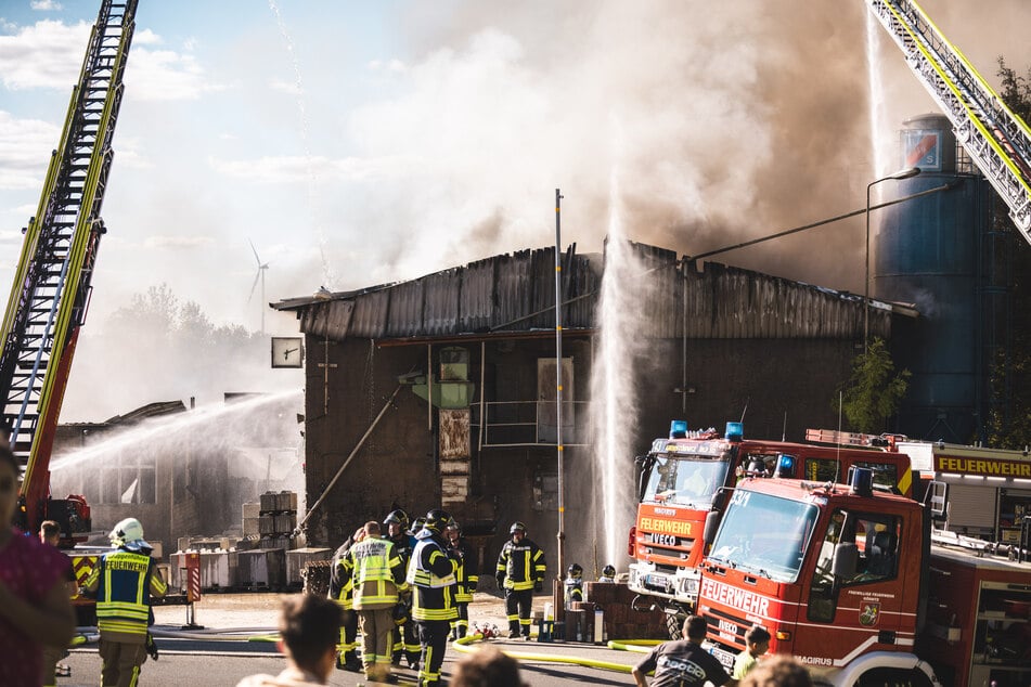 Die Feuerwehren waren stundenlang im Einsatz.