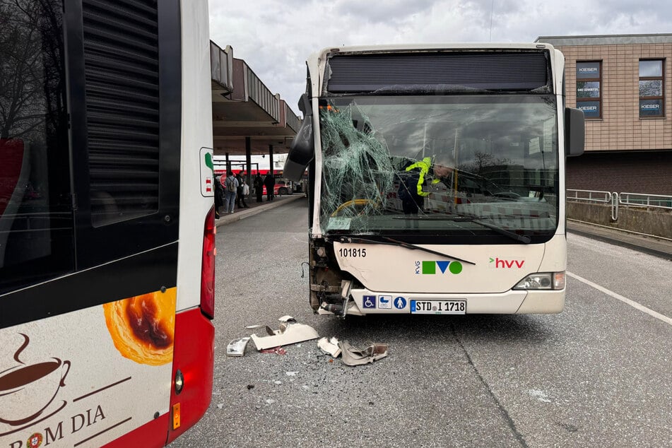 Bei einem Busunfall in Hamburg-Harburg wurden am heutigen Montagabend vier Menschen verletzt.