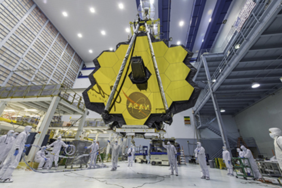 Das James-Webb-Teleskop ist 6,3 Tonnen schwer und kostete umgerechnet circa 8,8 Milliarden Euro.