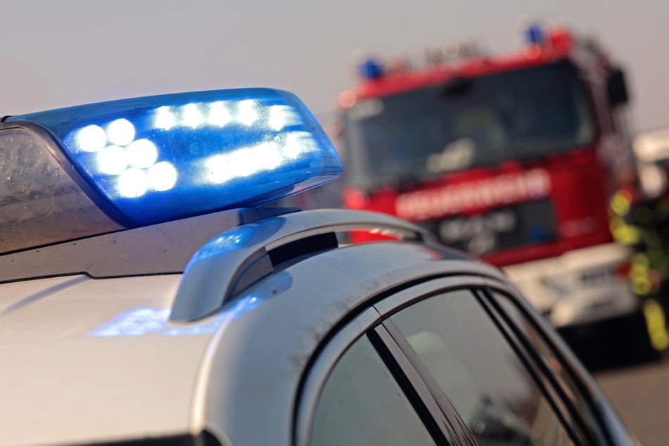 Polizei und Feuerwehr waren mit einem Großaufgebot vor Ort. (Symbolbild)