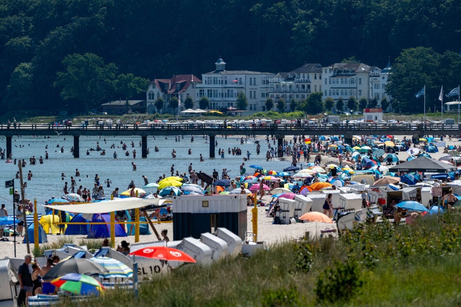 Zahlreiche Badegäste befinden sich am Samstag am Ostsee-Strand des Seebades auf der Insel Rügen.