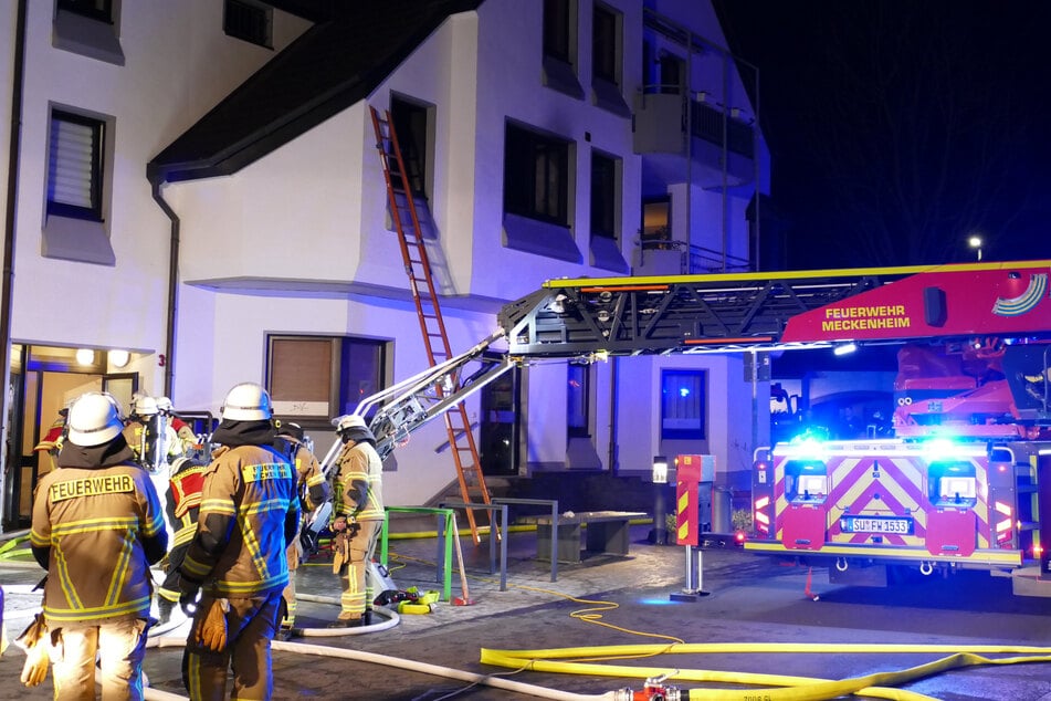 Insgesamt 56 Feuerwehrleute waren am späten Freitagabend in der Glockengasse in Meckenheim im Einsatz.