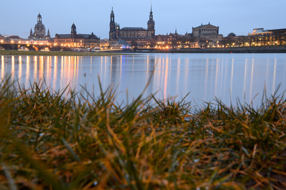 Die Elbe in Dresden. Die Stadt meldet am Montag einen Anstieg der Sieben-Tage-Inzidenz.