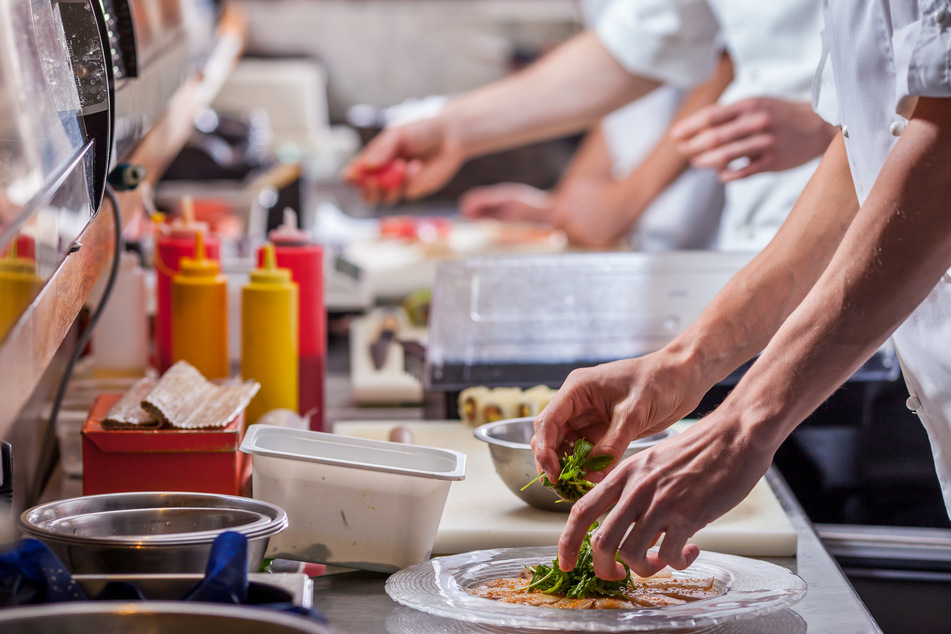 Während er auf sein Essen wartete, wurde ein Gast aggressiv. (Symbolbild)