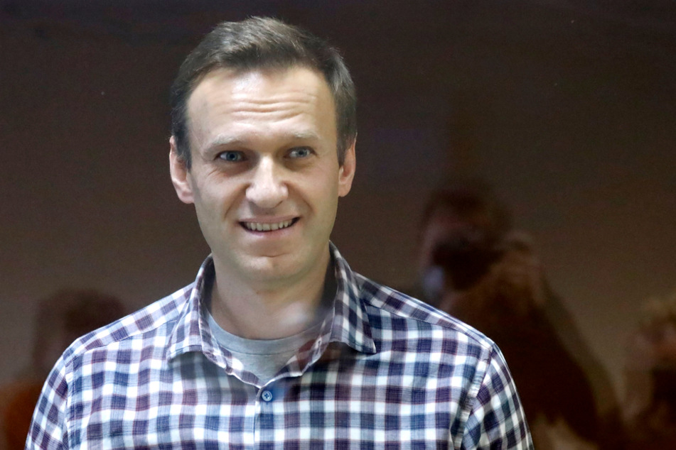 Oppositionsführer Alexej Nawalny steht in einem Käfig im Babuskinsky Bezirksgericht in Moskau.