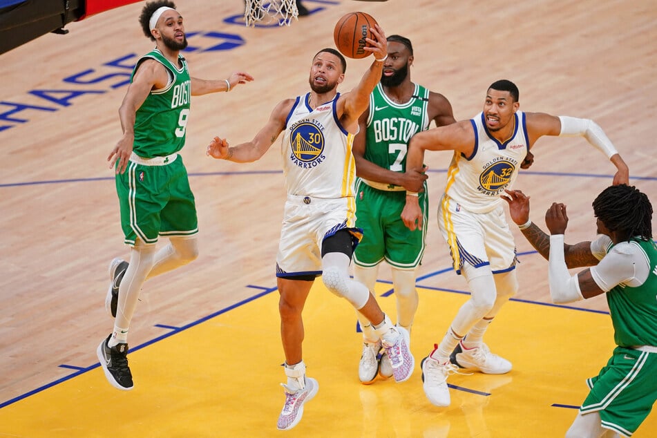 Steph Curry (2nd from l.) scored 21 points, but it wasn't enough to hold off the Celtics.