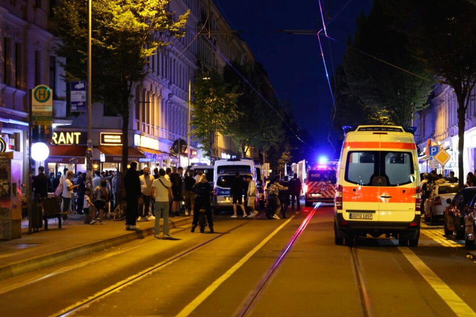 Parallel kam es zu einer Auseinandersetzung in einer Seitenstraße.
