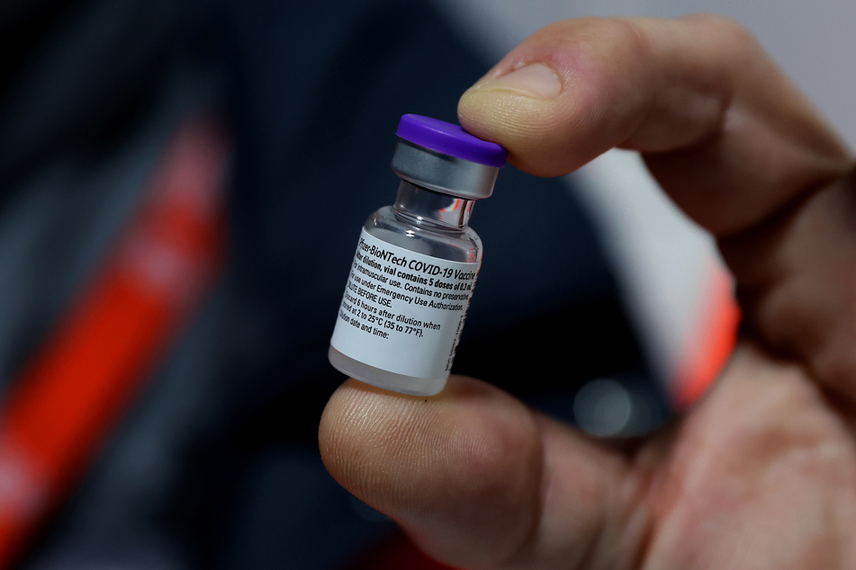 Eine Dose des Pfizer-Biontech Covid-19 Impfstoffs im Impfzentrum in Magdeburg.