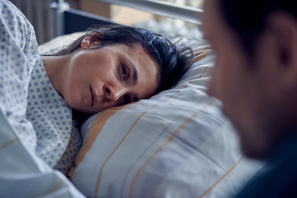 Im Krankenhaus erhält Alex Enders (Aylin Tezel, 37) die traurige Gewissheit: Ihr Kind ist weg, aber sie hat es auf natürlichem Wege zur Welt gebracht.