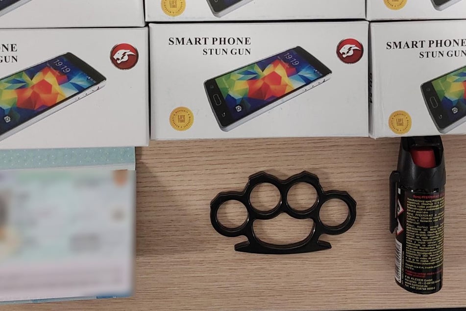 Vor allem die neun als Smartphones getarnten Elektroschocker waren eine wohl eher ungewöhnliche Entdeckung.