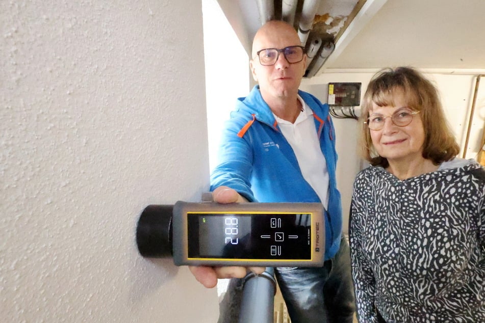 Frau J. aus Riesa ist erfreut über die spürbare Abtrocknung.