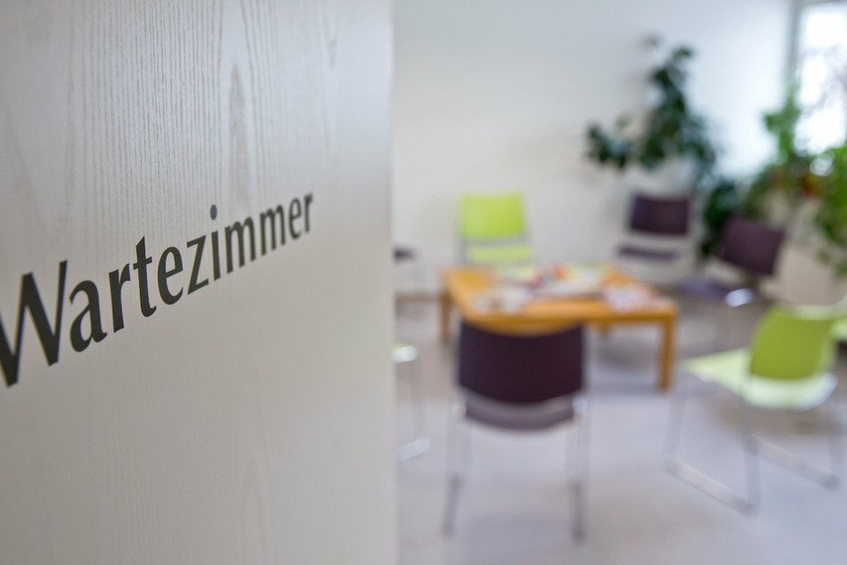 Eine Düsseldorfer Arzthelferin ist mit der britischen Virus-Variante infiziert. 270 Menschen müssen deshalb nun in Quarantäne. (Symbolbild)
