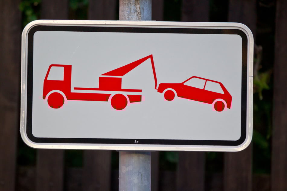 Auch Warnschilder halten die Falschparker oftmals nicht ab.