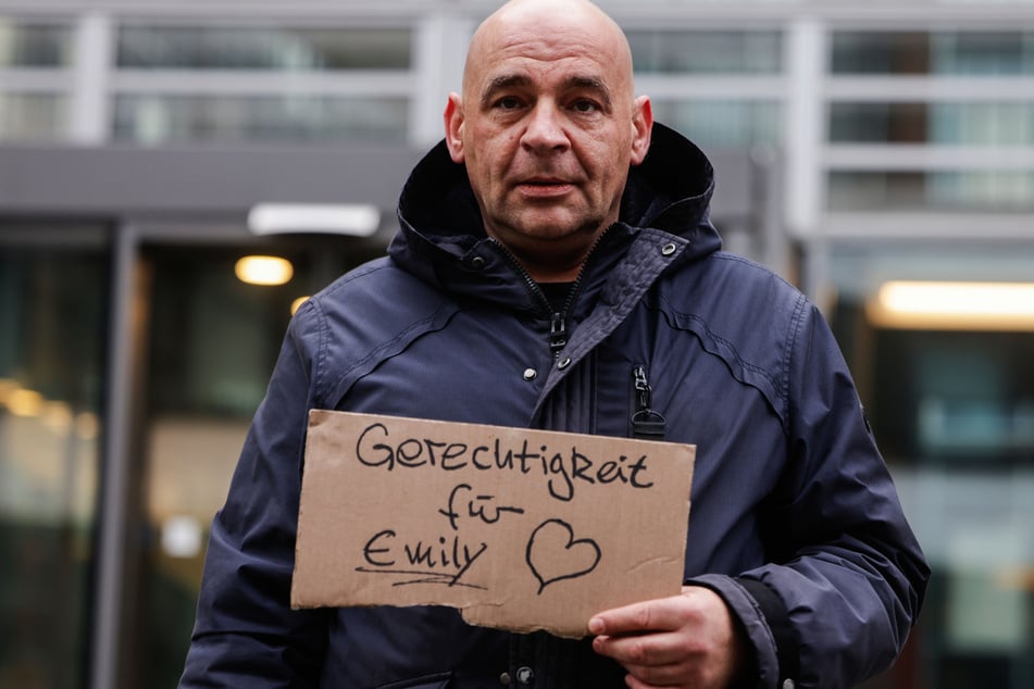 Emilys (†13) Vater, Kay Schierwagen, hielt im vergangenen Dezemberbei eine Mahnwache vor dem NRW-Schulministerium ab. (Archivbild)