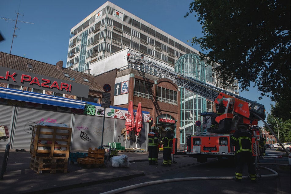 Um Glutnester zu löschen, musste das Dach von der Feuerwehr weiträumig geöffnet werden.