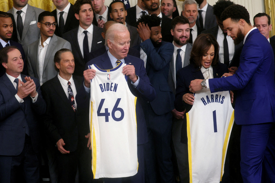 Golden State Warriors star Steph Curry (r.) presents Vice President Kamala Harris and President Joe Biden with custom jerseys.