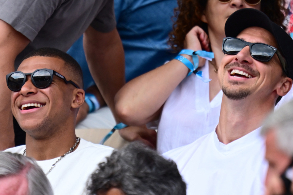 kylian Mbappé (24, l.) und Zlatan Ibrahimovic (41) bestaunten den historischen Triumph von Novak Djokovic (36).