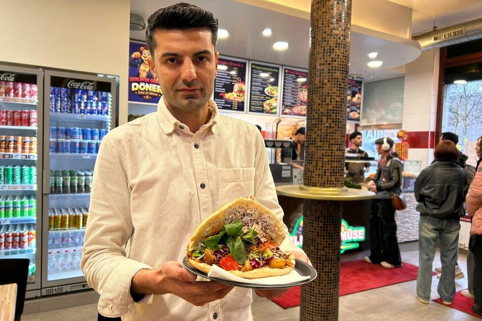 Mehmet Akif Karanfil (31), der dritte Teil der "drei Menschen mit einer Seele", am Eröffnungstag.