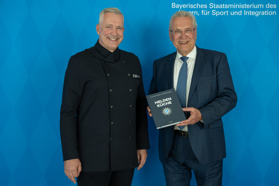 Starkoch Alexander Herrmann (51, l.) bei der Buchpräsentation zusammen mit Innenminister Joachim Herrmann (66, CSU).