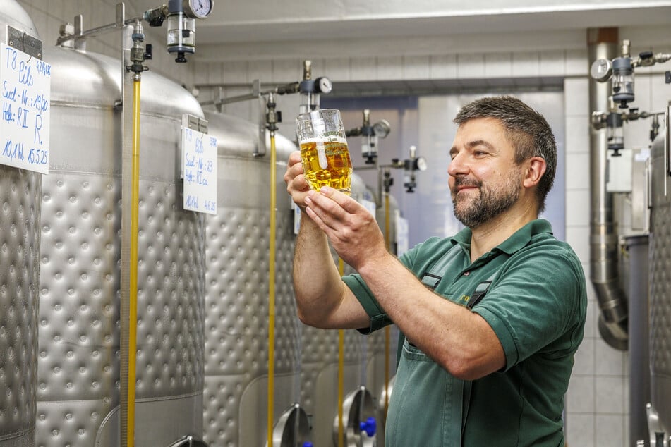 Braumeister Mirko Endt (47) bei der Arbeit.