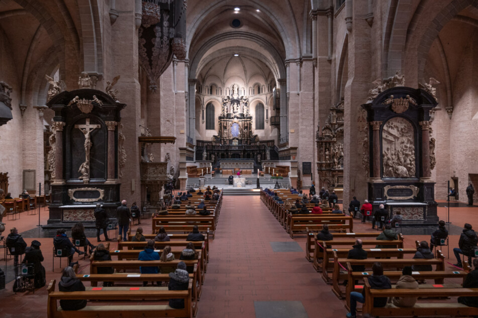 Superintendent Jörg Weber und Bischof Stephan Ackermann begehen den ökomenischen Gottesdienst im Dom.