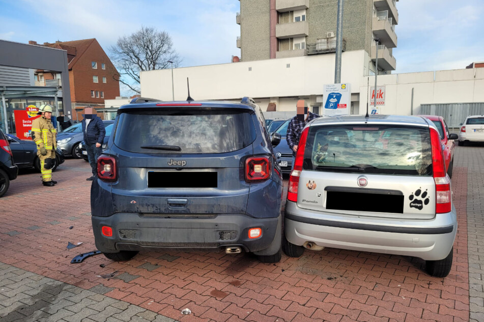 Gas mit Bremse auf Lidl-Parkplatz verwechselt: Vier Autos zum Teil stark  beschädigt