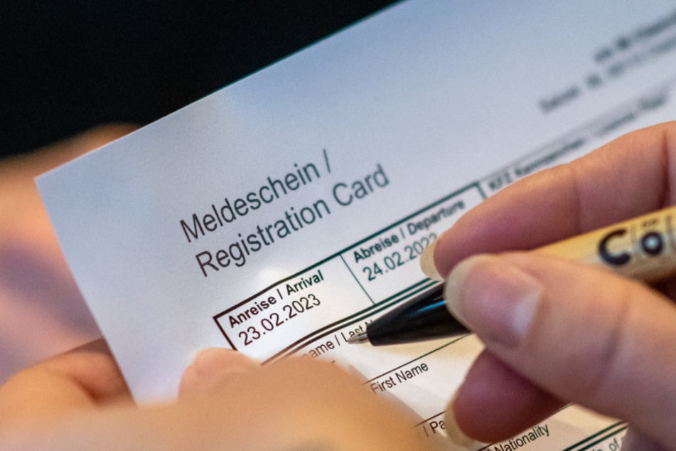 Beim Einchecken müssen Hotelgäste einen Meldeschein ausfüllen. (Symbolfoto)