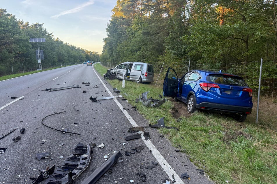 Durch den Unfall blieb ein großes Trümmerfeld auf der Straße zurück.