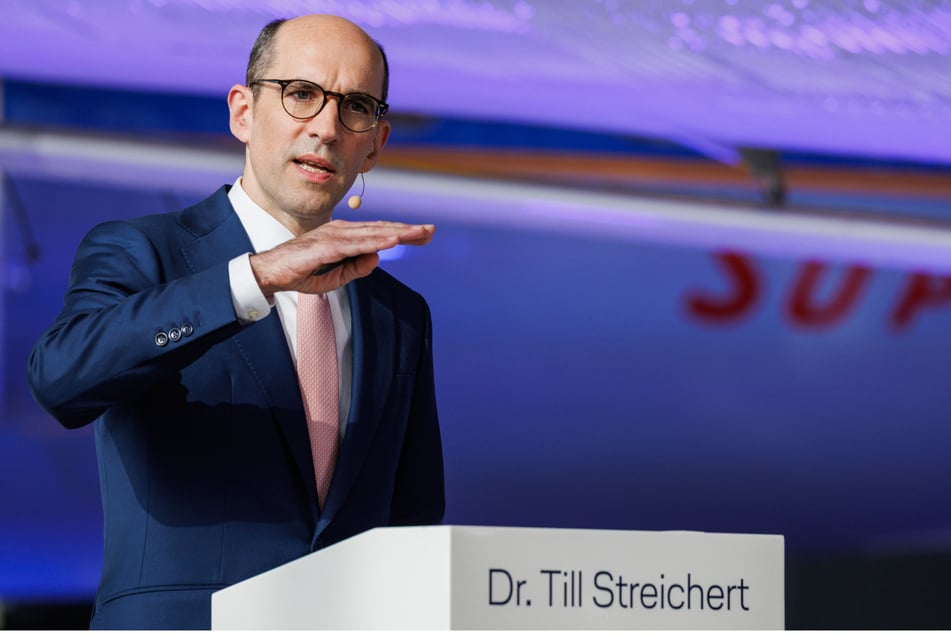 Lufthansa-Finanzvorstand Till Streichert erklärt, dass die Einschnitte ohnehin geplant waren.