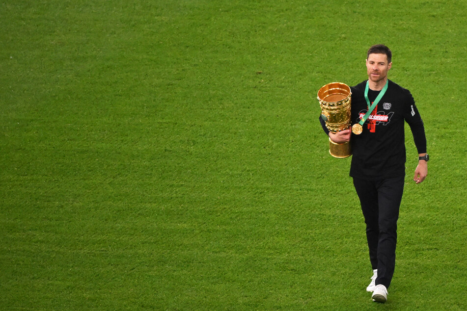 Leverkusen-Trainer Xabi Alonso (42) wird mit seiner Mannschaft Ende August in Jena gastieren. Dort soll der erste Schritt in Richtung Titelverteidigung gelegt werden.