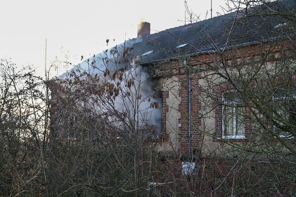 Dichter Rauch quoll aus dem ersten Stock des leer stehenden Mehrfamilienhauses.