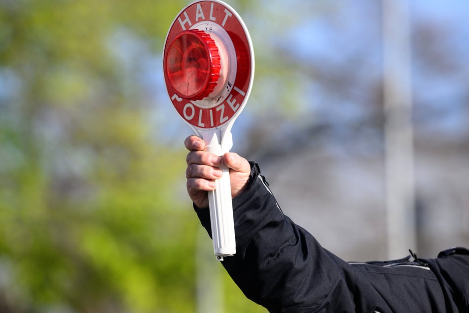 Neben Drogenkonsum und fehlendem Führerschein und Zulassung wurde der 51-Jährige auch noch per Haftbefehl gesucht. (Symbolbild)