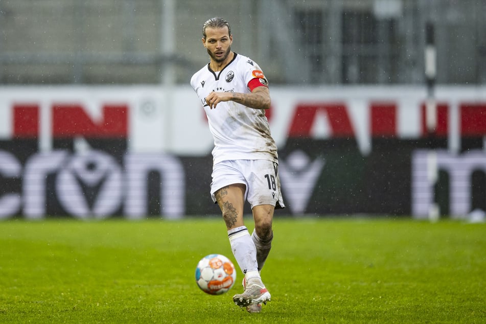 Dennis Diekmeier (35) war zuletzt von 2019 bis 2024 für den SV Sandhausen am Ball, wo er jetzt auch als Co-Trainer an der Seitenlinie steht.