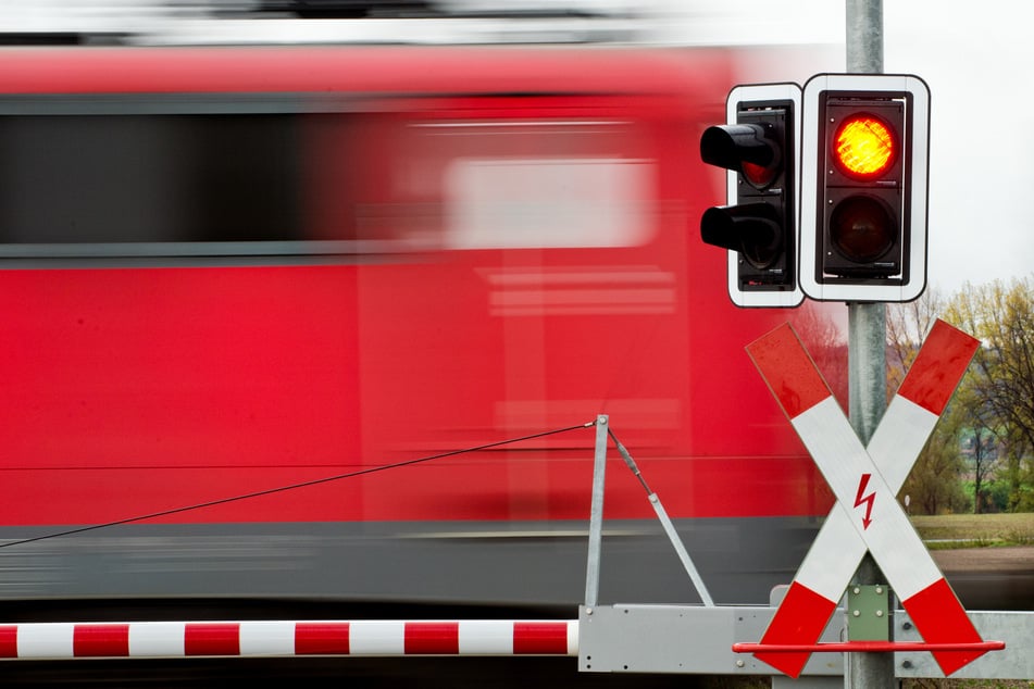 Die aus Mayen kommende Regionalbahn erfasste das Auto mit voller Wucht. (Symbolfoto)